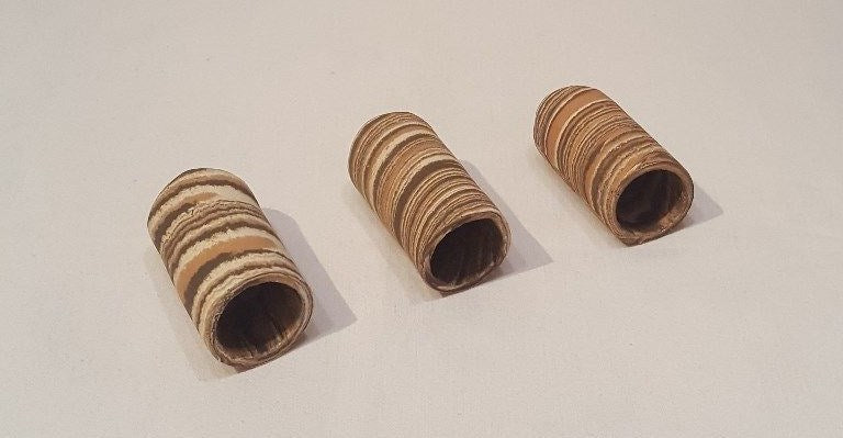 Drei bunte, runde Ton-Krebshöhlen mit 6cm Durchmesser für Krebse und Welse im Aquarium, naturfarben und vielseitig einsetzbar.