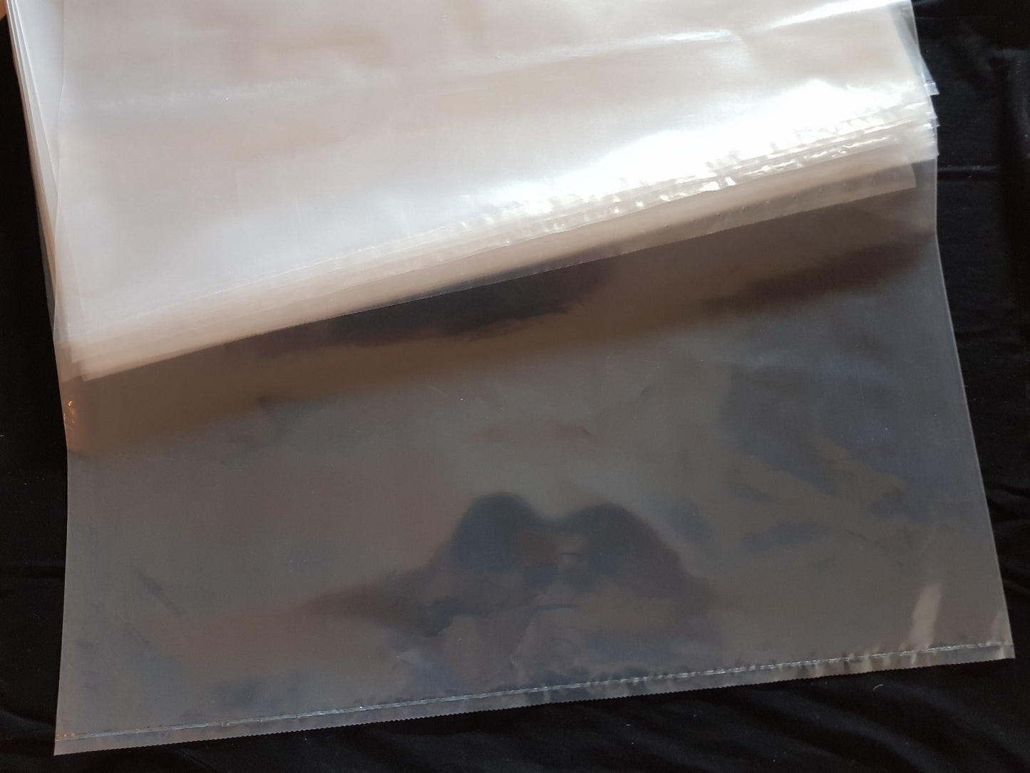 Fünf transparente Transportbeutel 400x600mm aus dünnem Kunststoff für Fische, Aquarium oder Gartenteich, liegend auf weißem Hintergrund