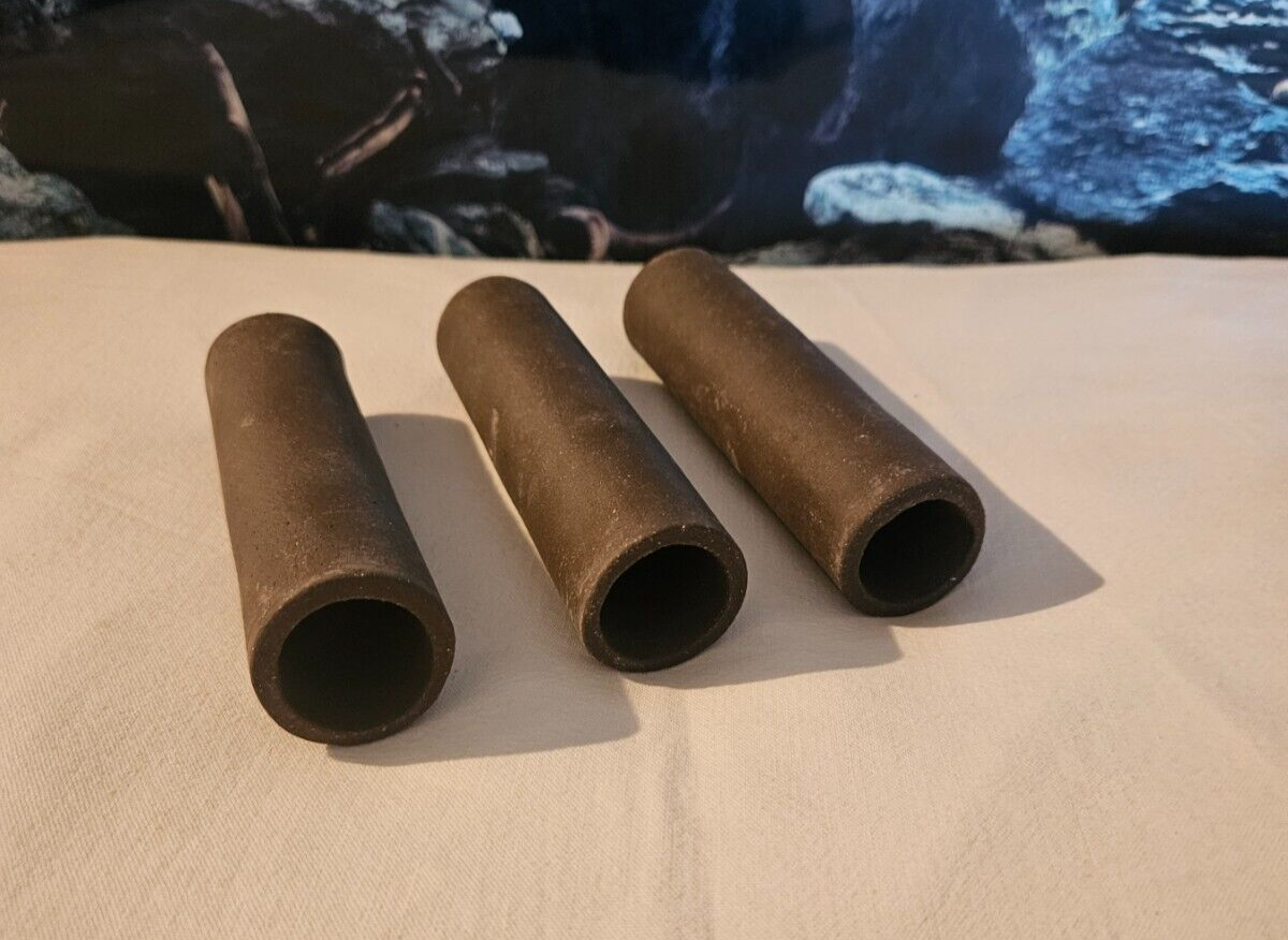 Drei braune Hexenwelsröhren Laichhöhlen aus Kunststoff, 12 cm, für Aquarium-Dekoration und Welse, natürliche Höhlenoptik