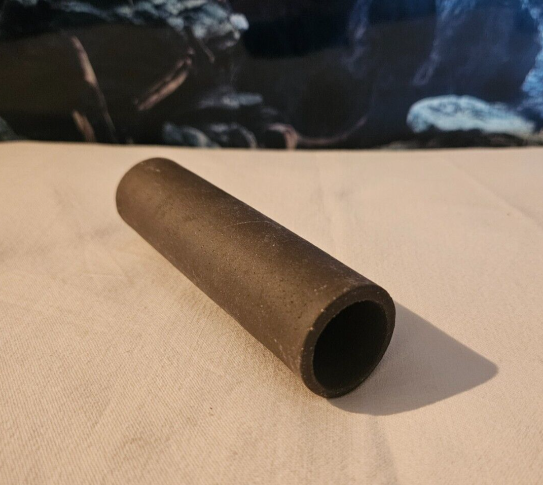 Braune Tonröhre als Laichhöhle für Hexenwelse im Aquarium, 12cm lange Welse-Deko aus Ton.