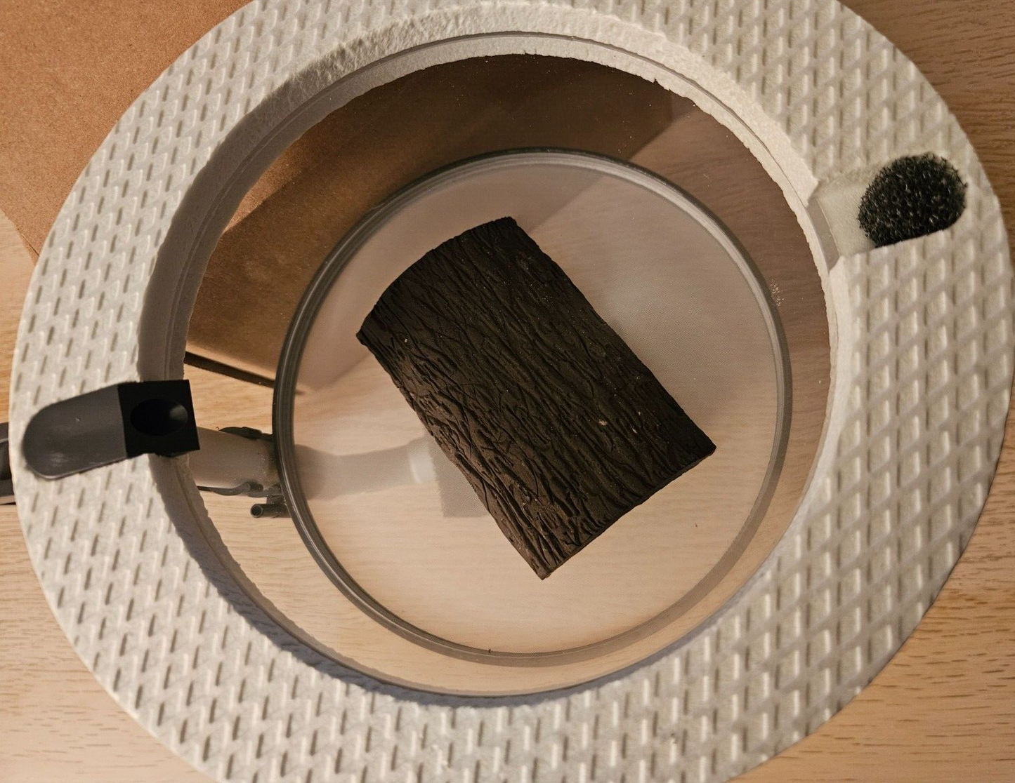 Drei braune Fischdeckel Unterschlupfe in Rindenoptik, 6x9cm, als Höhlen für Welse und Aufzuchtringe geeignet
