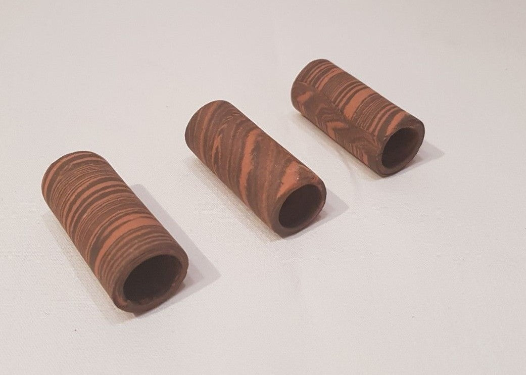 Drei rote und schwarze Tonröhren Laichhöhlen für Welse, Krebse und Garnelen im Aquarium, 5 cm lang, naturgetreues Design.