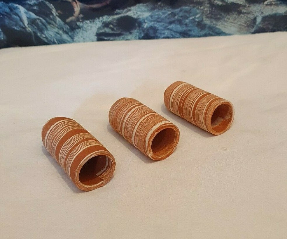 Drei runde Krebshöhlen aus Ton in Rot und Weiß, 6cm, für Krebse und Welse, als Dekorationshöhlen.