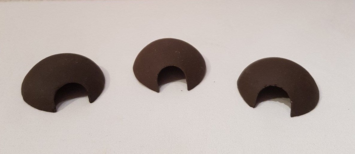 Drei kleine braune Iglu Laichhöhlen aus Ton für Cichliden, Garnelen und Krebse, je 5 cm, natürliche Aquarienhöhlen.