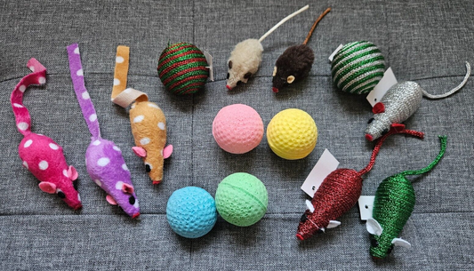 Fünf bunte Katzenball-Mäuse aus Moosgummi mit Fell, Rassel, spielendes Katzenspielzeug, ideal für Katzen.