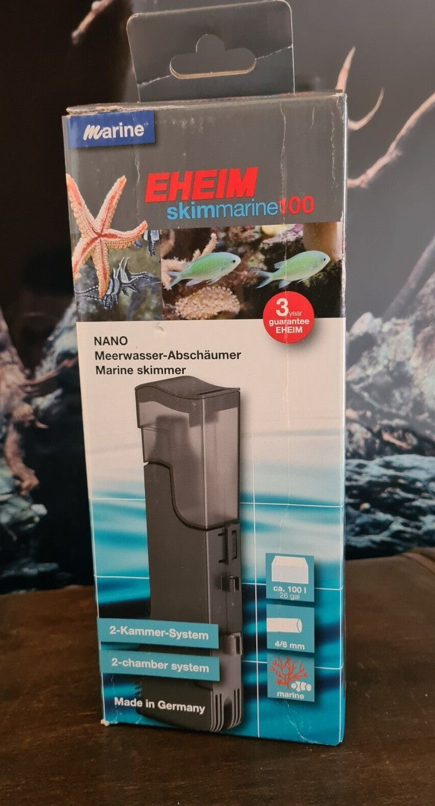 EHEIM skimmarine 100 Nano Meerwasserschwämme, kompakter Marine Abschäumer für Nano-Aquarien, mit sichtbarem Skimmerkopf.