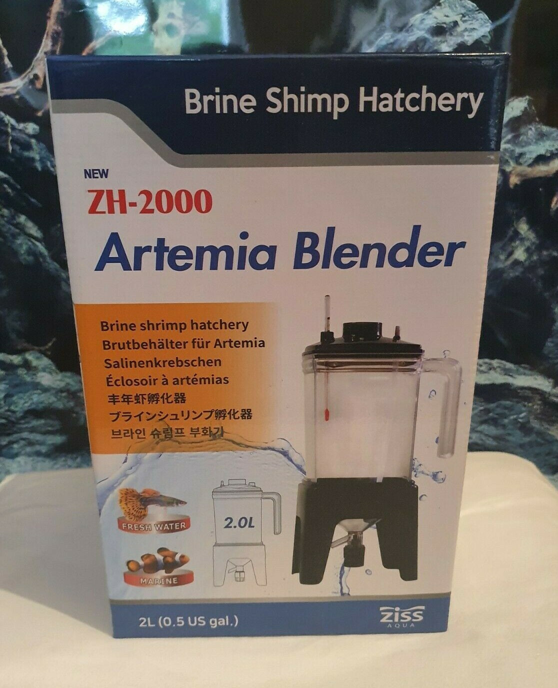 Ziss Aqua Artemia Zuchtbehälter 2 Liter für Salinenkrebse im Aquarium, transparent mit Deckel und Wasser.