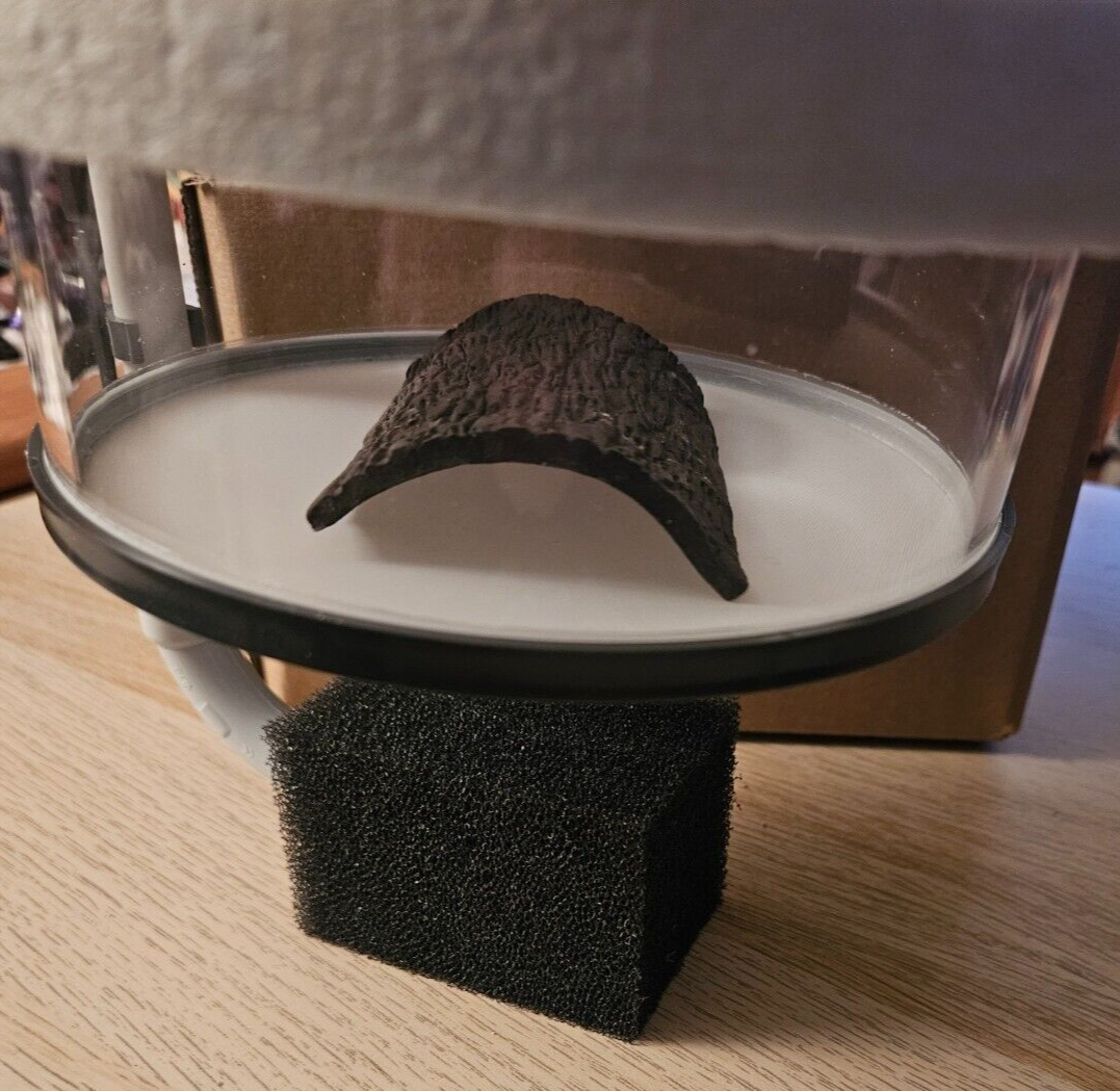 Drei braune Fischdeckel-Unterschlüpfe in Rindenoptik, 6x9cm, für Welse, als Aufzuchtringe im Aquarium.