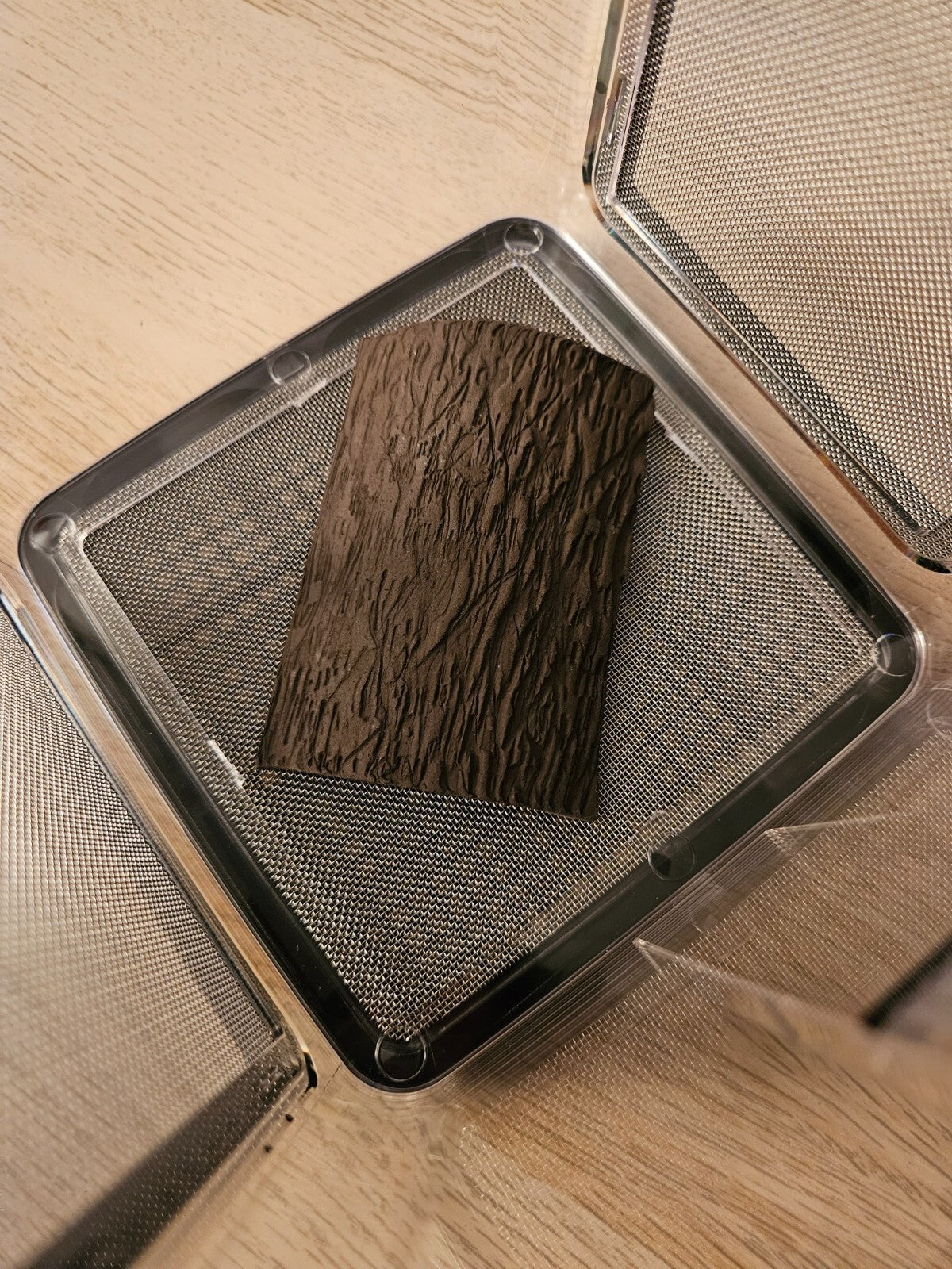 Drei braune Fischdeckel Unterschlupf in Rindenoptik, 6x9cm, für Welse, als Höhle oder Aufzuchtring im Aquarium.