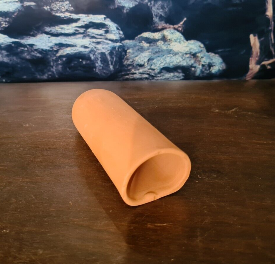 Terrakotta Laichhöhle für Welse, halbrund, 11cm, ideal für Aquarienzucht, natürliche Tonhöhle ohne Markenlogo