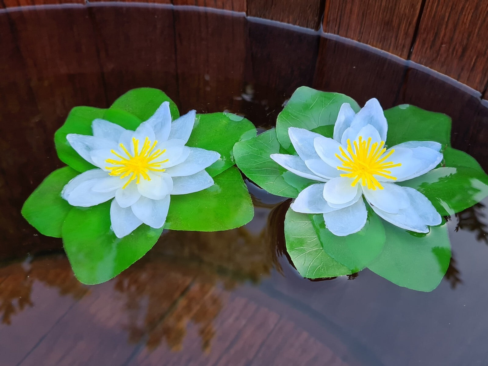 Künstliche 2er Seerose in Weiß und Gelb, 11x11cm, Teichdeko für Gartenteich, naturgetreue Teichpflanze