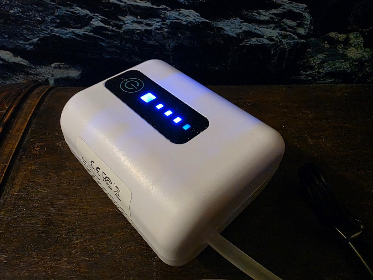 Leise Akku Membranpumpe für Aquarien, bis zu 70 Stunden Laufzeit, geeignet für Aquarien ab 20 Liter, kein Markenname sichtbar