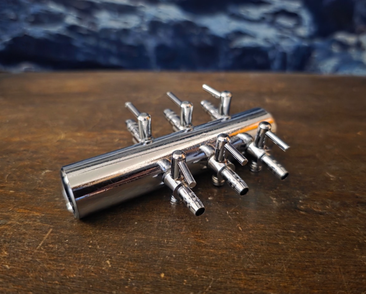 Metall-Luftverteiler 6-fach für 4/6mm Luftschlauch, geeignet für Aquarium und Membranpumpe, zeigt Anschlüsse und Verteiler.