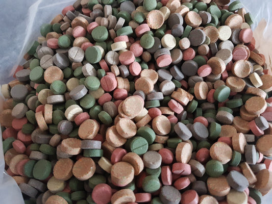 Verschiedene Futtertabletten in 13 Sorten, 500g, für Welse, Marke los, zeigt bunte Tabletten in einer Schale