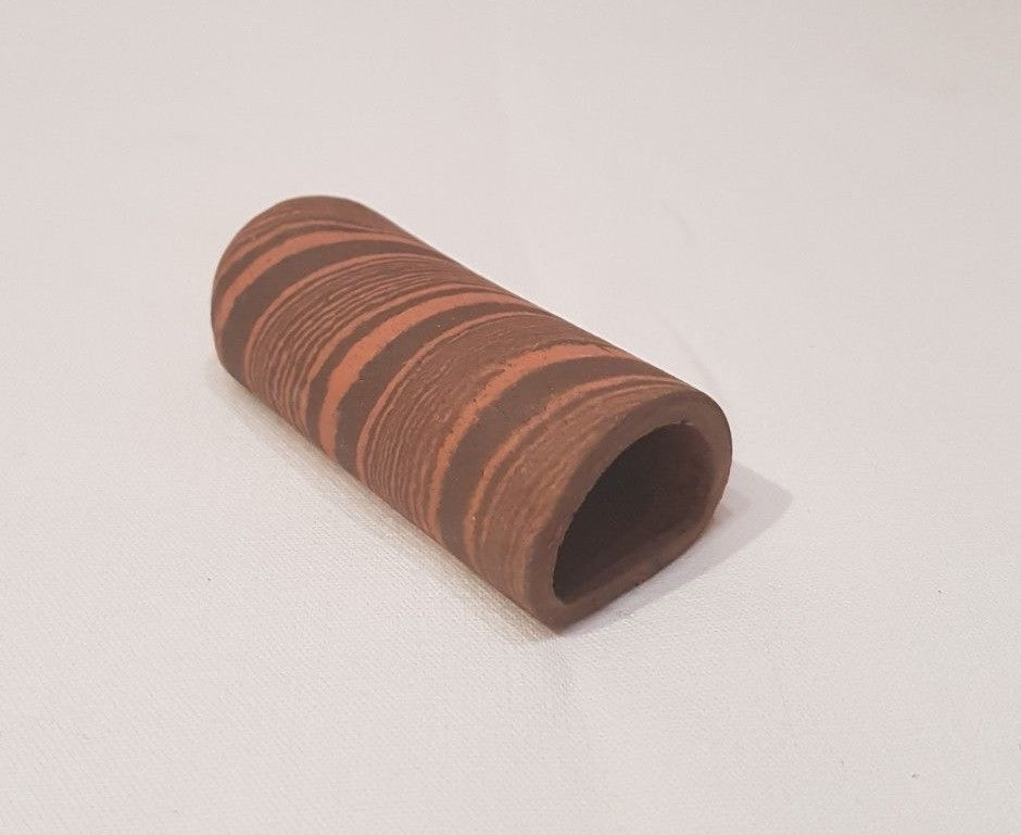 Rote und schwarze halbrunde Laichhöhle für Krebse und Welse, 7 cm, aus Ton, für Aquarium, natürliche Versteckmöglichkeit