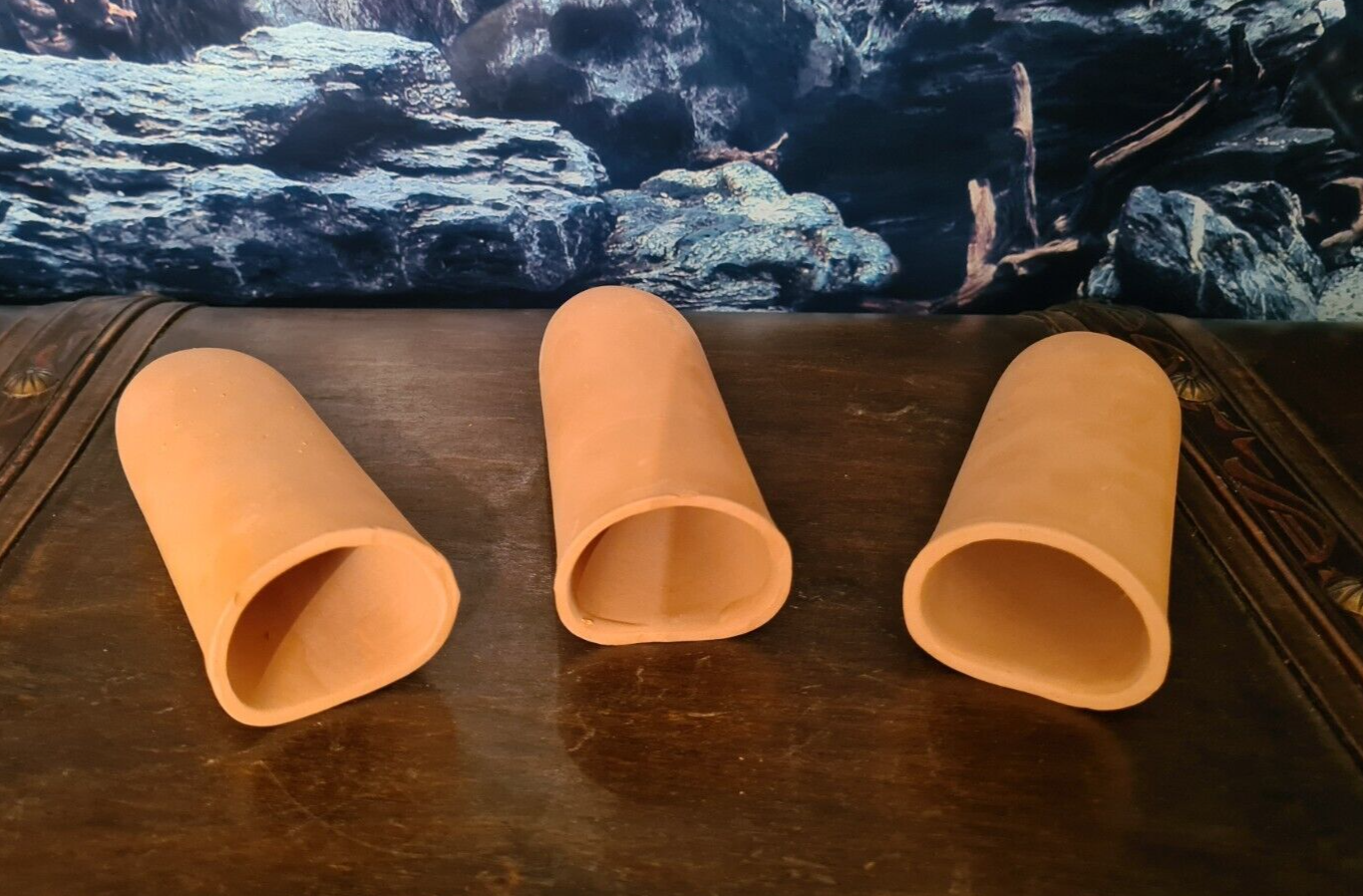 Drei terrakottafarbene Welshöhle Laichhöhlen in halbrunder Form, ideal für Welse im Aquarium, Zuchtversteck, 13 cm Länge