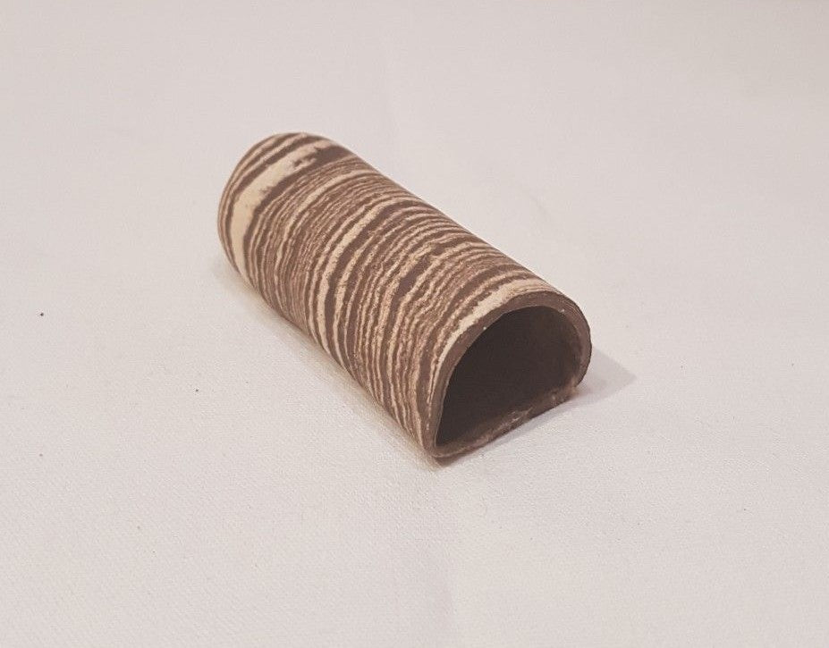 Schwarze und weiße Welshöhle Laichhöhle in halbrunder Tonform, ideal für Krebse und Welse, 7 cm groß.