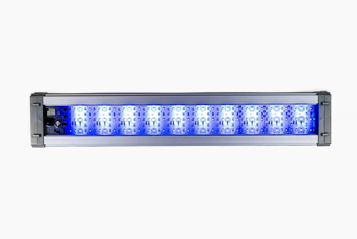 Diversa LED Aqua Aufsetzleuchte für 80cm Aquarium, geeignet für Süß- und Meerwasser, zeigt die Beleuchtungsinstallation und Lichtquelle