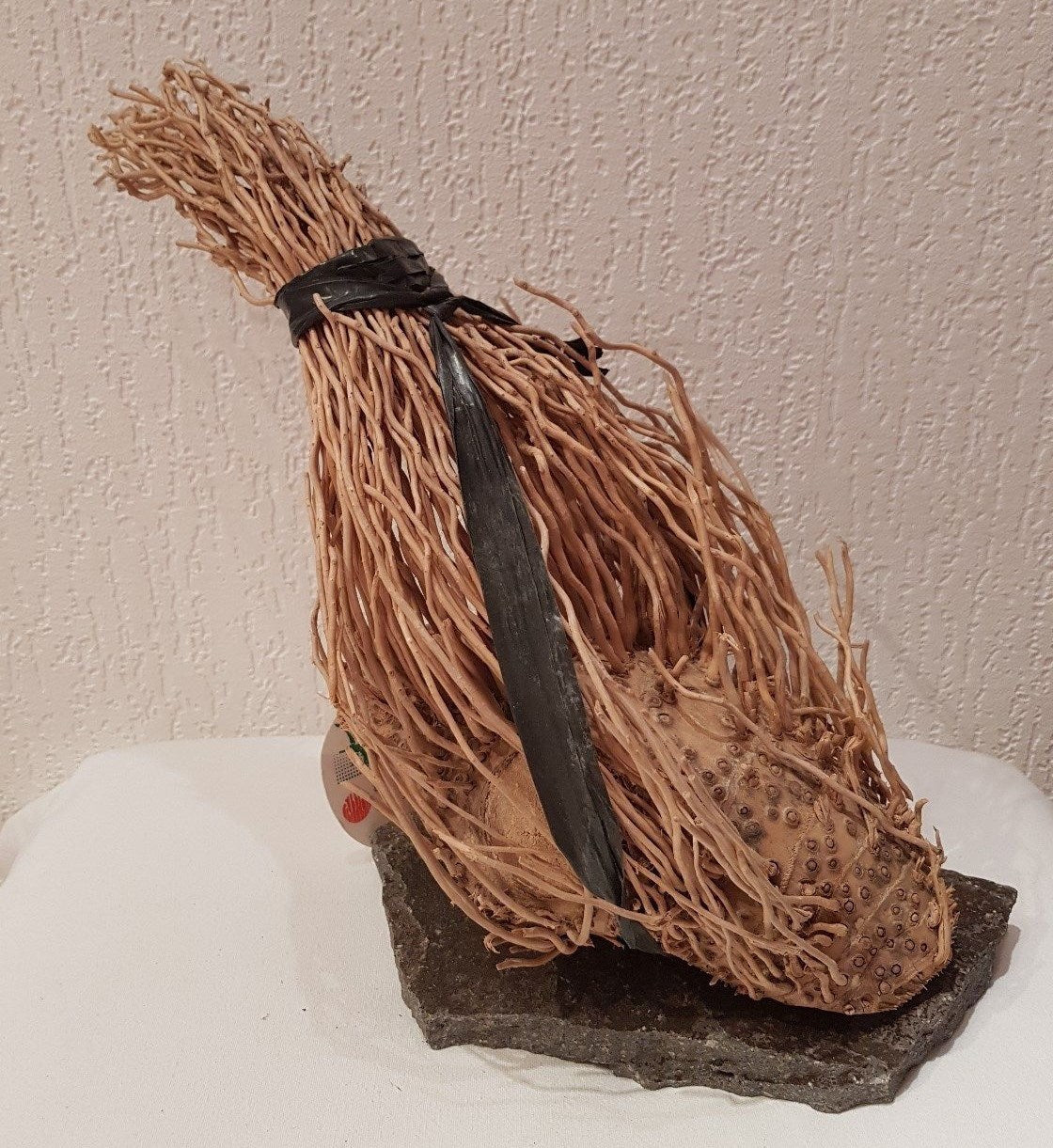Bananenwurzel auf Steinplatte, 31x17x28cm, naturbelassene Wurzel für Reptilien, Schlangen im Terrarium, ohne Marken.
