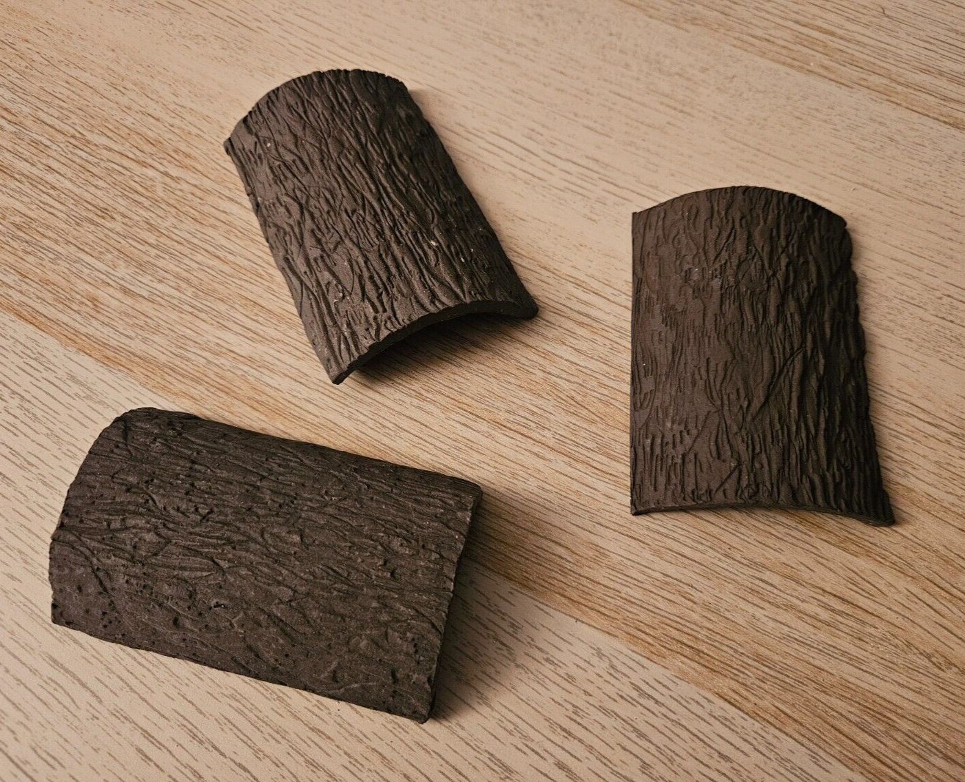 Drei braune Fischdeckel Unterschlüpfe in Rindenoptik, je 6x9cm, als Welse-Höhle und Aufzuchtring für Aquarium.