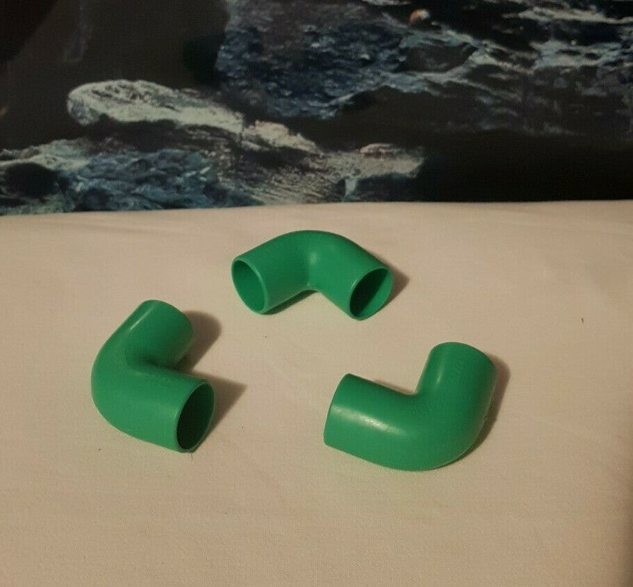 Drei Hobby-Winkel 22/26mm aus Kunststoff für Plastikrohre, ideal für Bastler und Zuchtanwendungen, auf einem weißen Hintergrund.