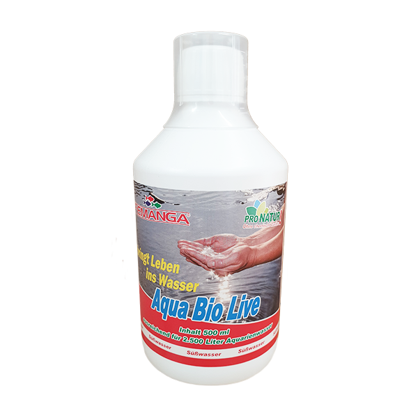 Femanga Aqua Bio Live Süßwasser, 500ml, zeigt eine klare Aquarienwasserprobe mit lebendigen Wasserpflanzen.