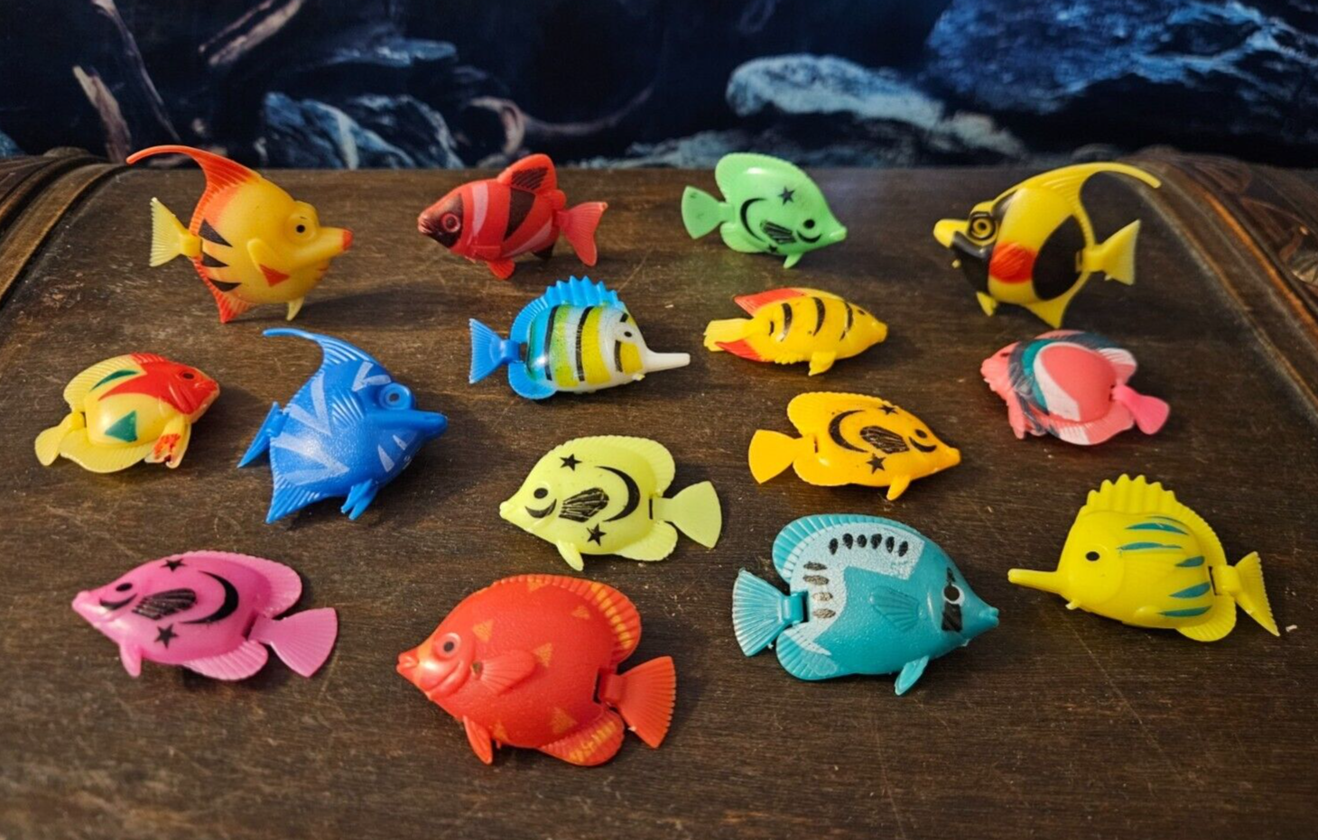 Bunte 15er Pack Plastikfische Deko, 4,5 cm für Aquarium, Nano Cube und Wassersäule, bunte bunte Wasserspielzeug