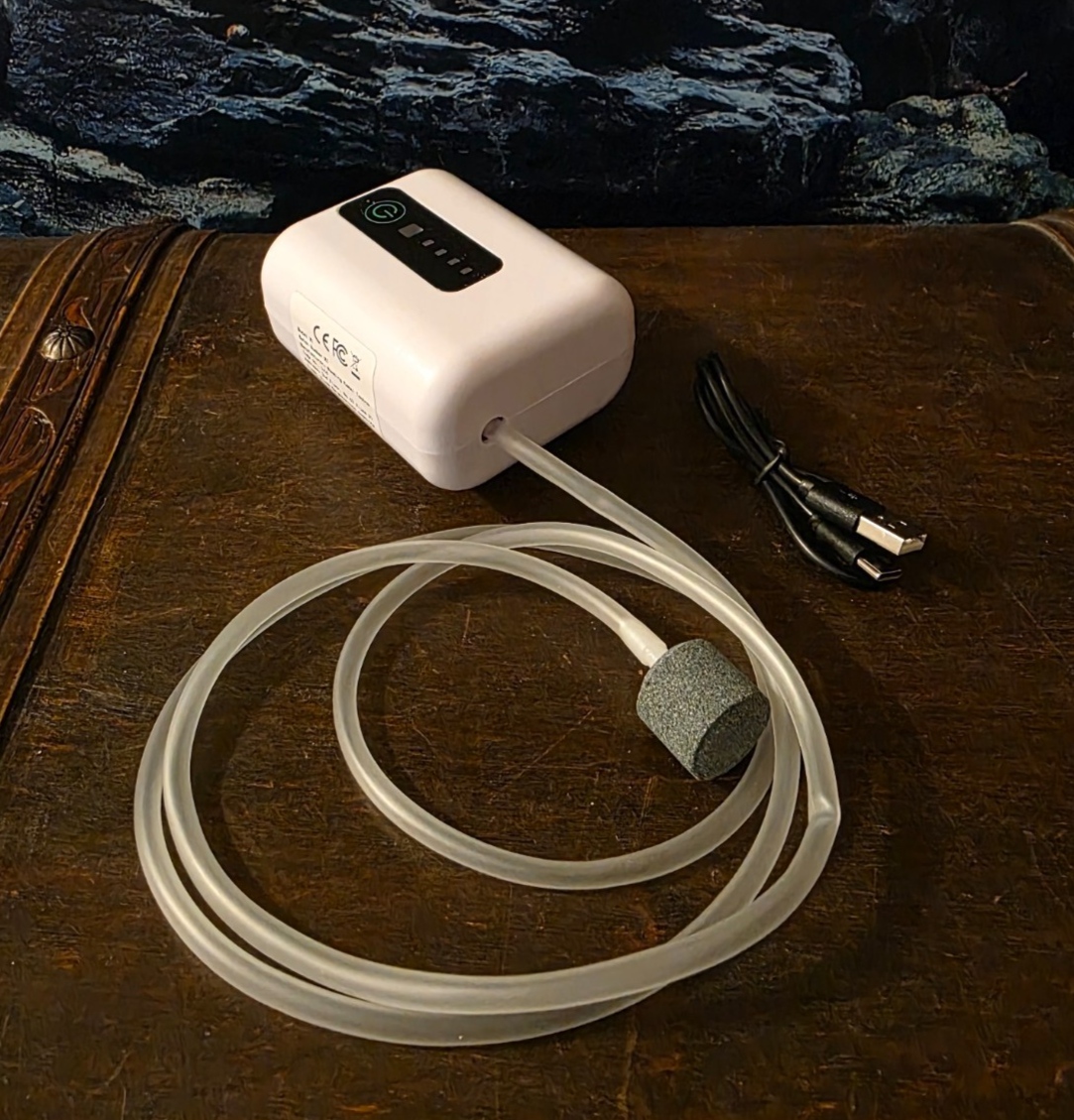 Akku Membranpumpe für Aquarien, leise, bis 70 Stunden Laufzeit, für Aquarien ab 20 Liter, kompakte und zuverlässige Luftpumpe