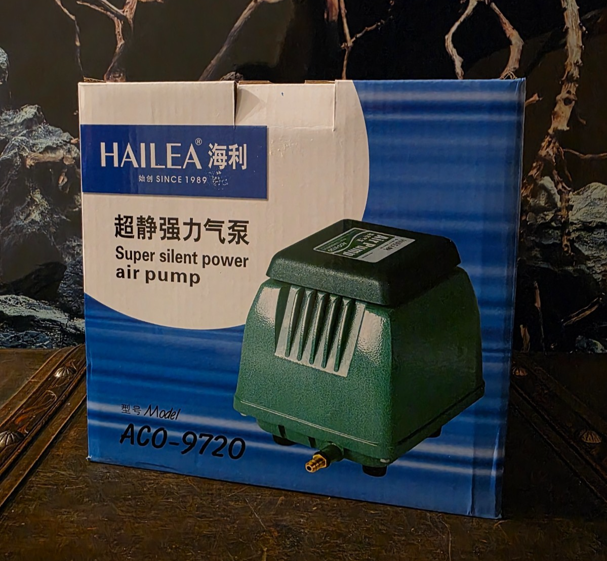 Hailea Membranpumpe 9720 mit 6-fach Verteiler für Aquarium und Teich, zeigt die Pumpe und den Verteiler in Betrieb